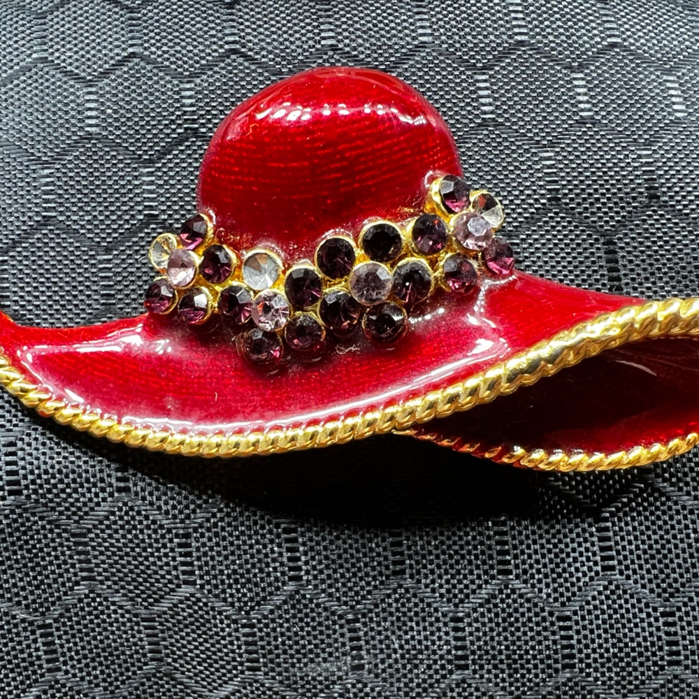 Vintage Red Enamel Hat Brooch with Rhinestones – Gold‑Tone Statement Pin Pendant